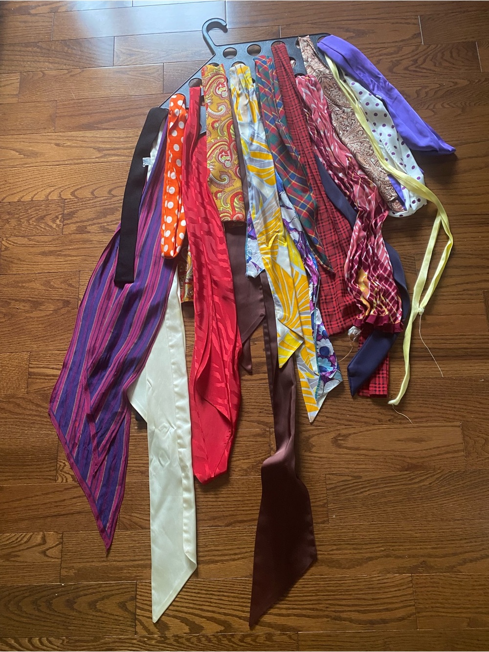 18 Assorted women’s hair or neck Scarves - Multicolor.Together or separately